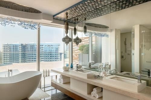 Marriott Marquis Dubai Creek — Bathroom