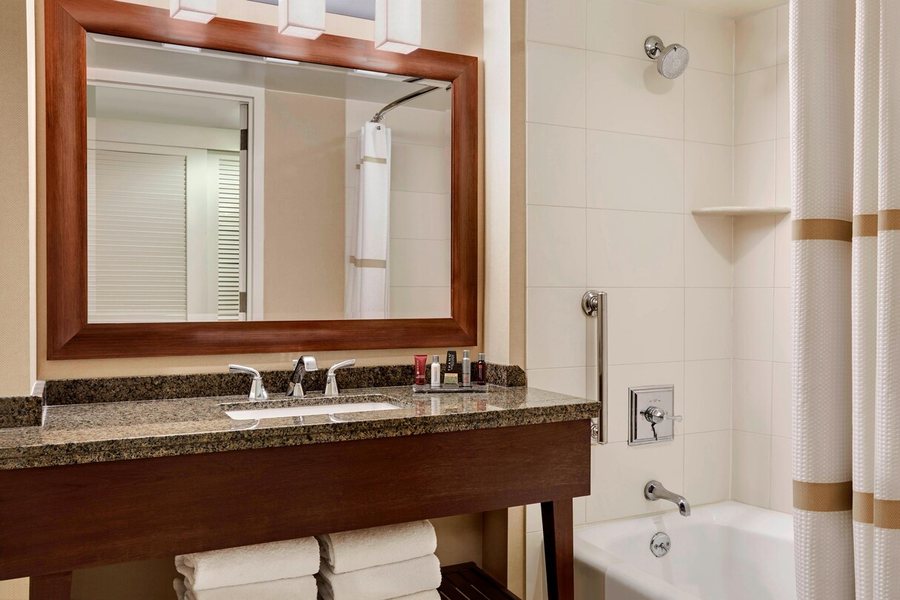 Marriott Marquis San Diego Marina — Bathroom