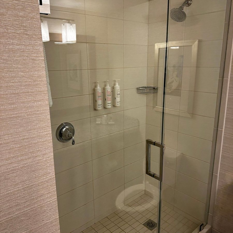 Marriott Memphis East — Bathroom