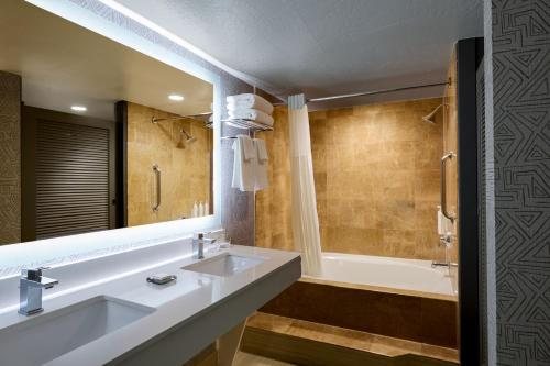 Marriott Phoenix Resort Tempe at The Buttes — Bathroom