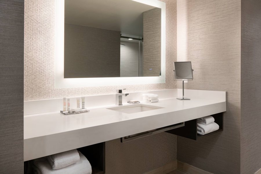 Marriott Riverside at the Convention Center — Bathroom