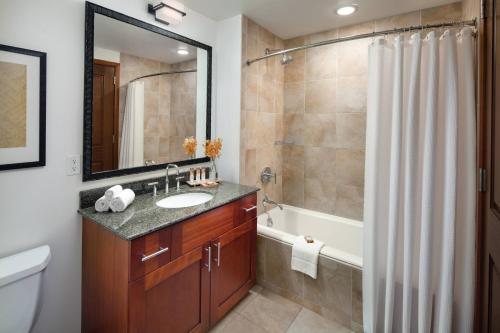 Marriott s Kauai Lagoons Kalanipu u — Bathroom