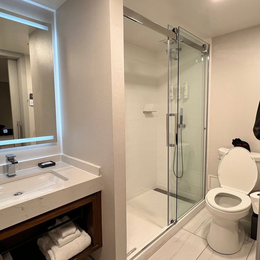 Marriott Springfield Downtown — Bathroom