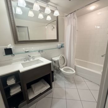 Marriott St Louis Grand — Bathroom