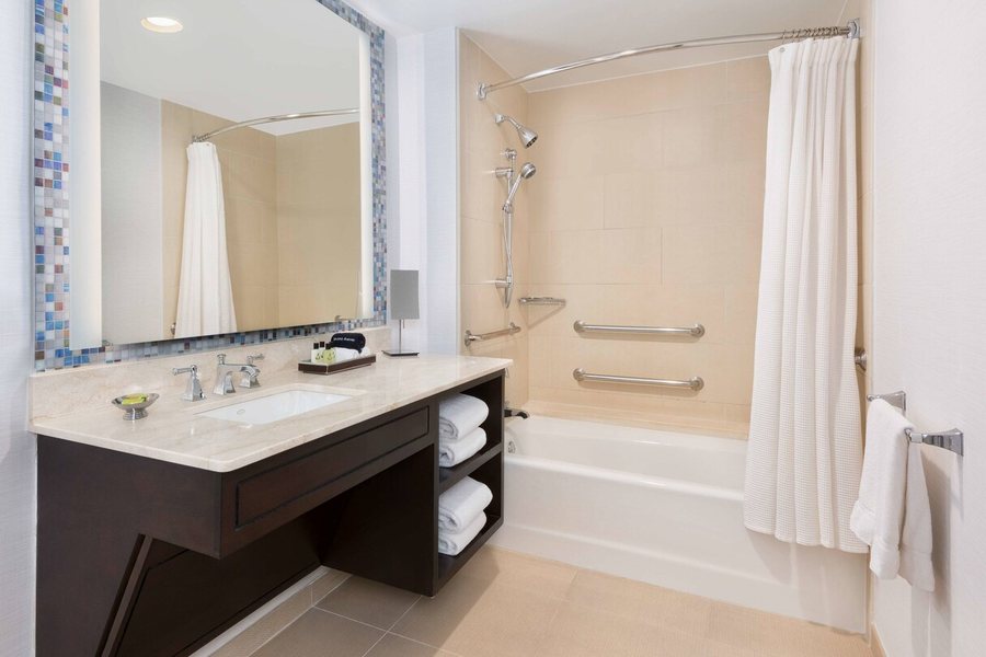 Marriott Tampa Westshore — Bathroom