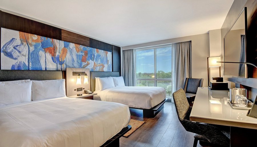 Marriott Tulsa Hotel Southern Hills — Guest room