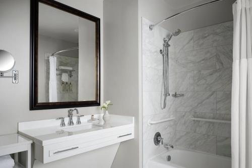 Marriott Vacation Club At Custom House Boston — Bathroom
