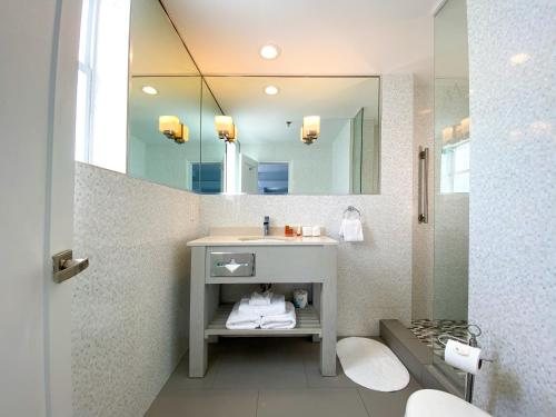 Marseilles Beachfront Hotel — Bathroom