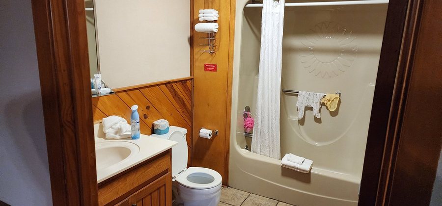 Marsh Mere Lodge — Bathroom