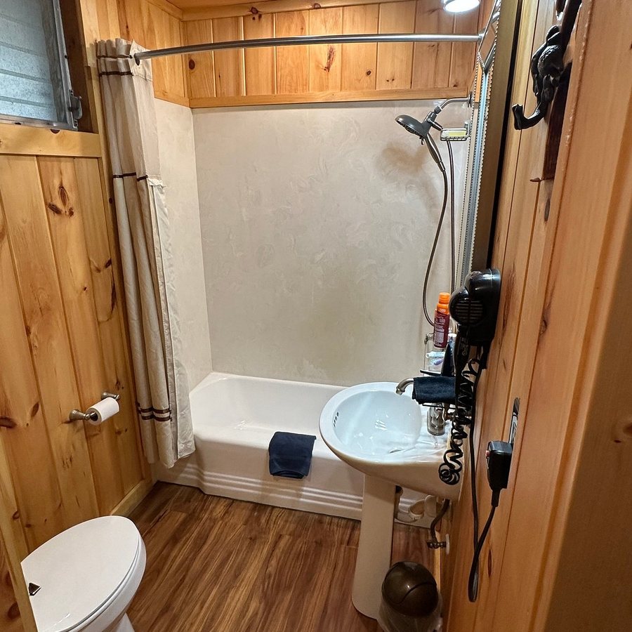Marshall s Creek Rest Motel — Bathroom
