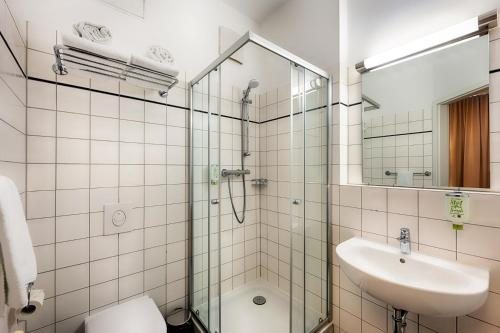 Martas Hotel Berlin Mitte — Bathroom
