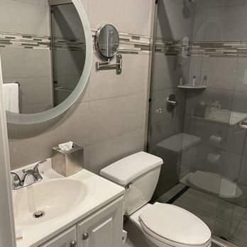 Martinique New York on Broadway Curio Collection by Hilton — Bathroom