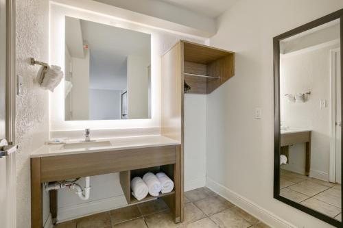 Martinique On The Gulf — Bathroom