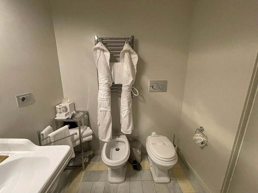 Martivs Private Suites — Bathroom