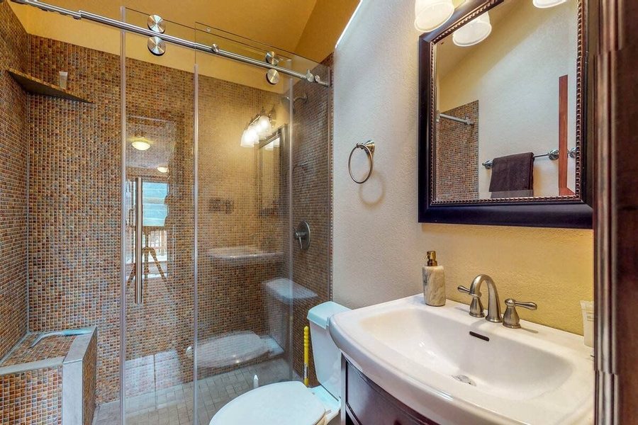 Mary s Lake Lodge Mountain Resort and Condos — Bathroom
