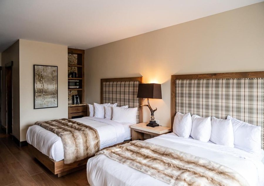 Mary s Lake Lodge Mountain Resort and Condos — Guest room