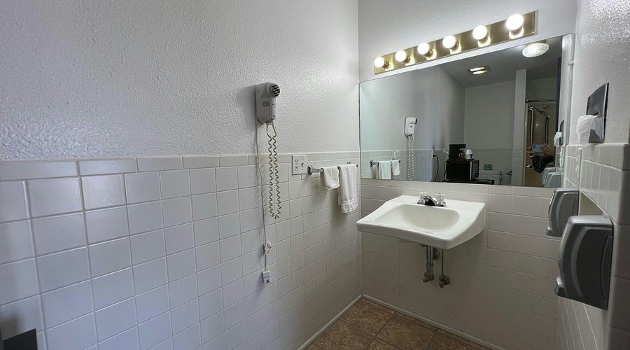 Marysville Surf Motel — Bathroom