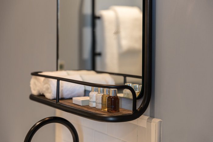 Mas du Brulat — Bathroom