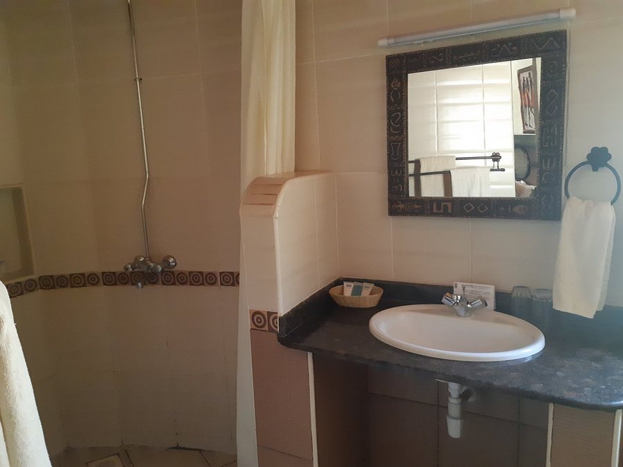 Masai Mara Sopa Lodge — Bathroom
