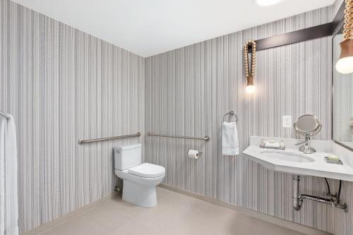 Mason Beach Inn — Bathroom