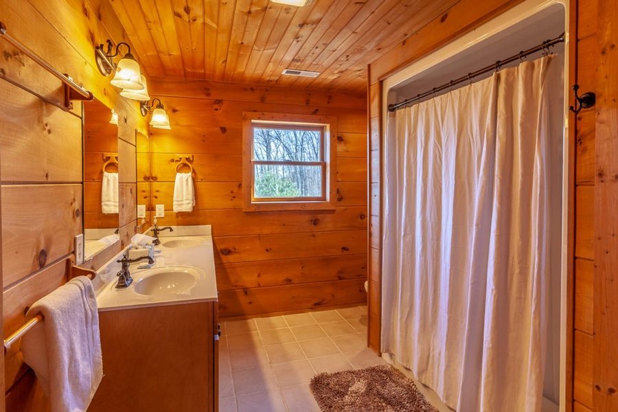 Master Hosts Resorts Highland Hills Cabins — Bathroom