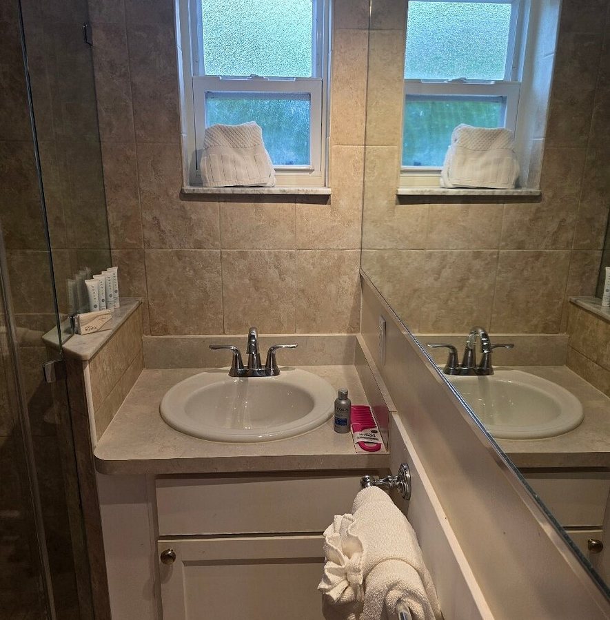Matecumbe Resort — Bathroom
