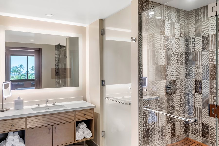 Maui Banyan — Bathroom