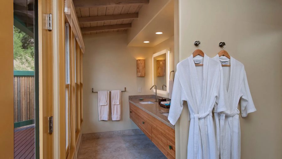Maui Eco Retreat — Bathroom