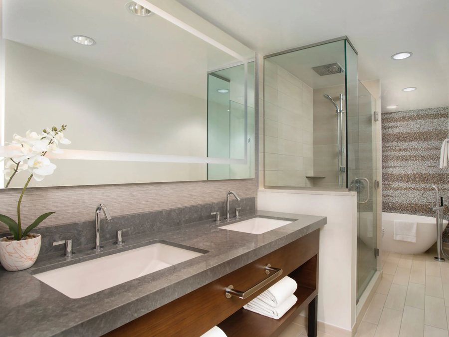 Maui Guest House — Bathroom
