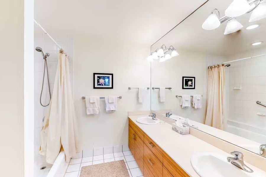 Maui Kamaole — Bathroom