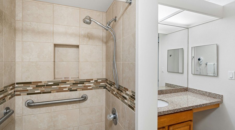 Maui Schooner Resort — Bathroom