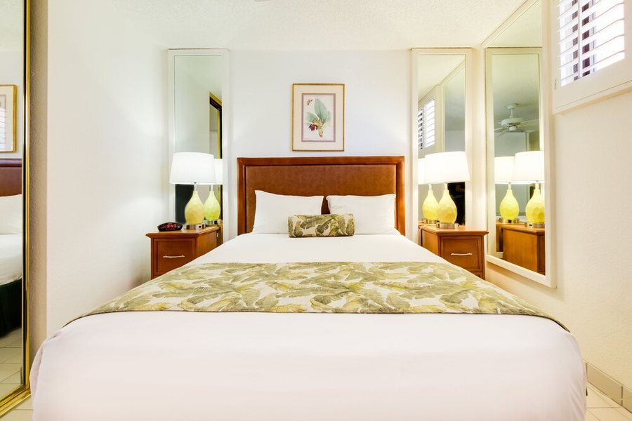 Maui Schooner Resort — Guest room