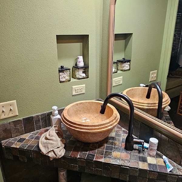 Maui What a Wonderful World Bed Breakfast — Bathroom