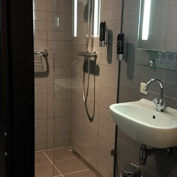Mauro Mansion — Bathroom