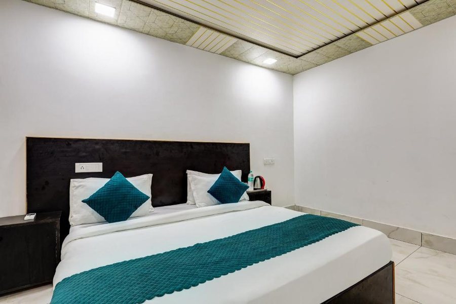 Mauryan Signature hotel Devli Khanpur — Guest room