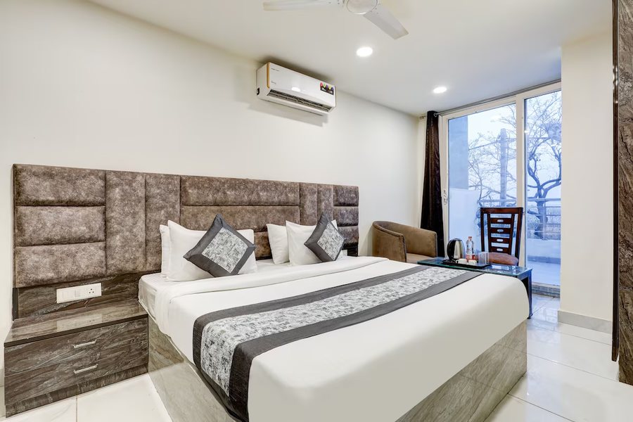 Mauryan Signature hotel Near Yashobhoomi — Guest room