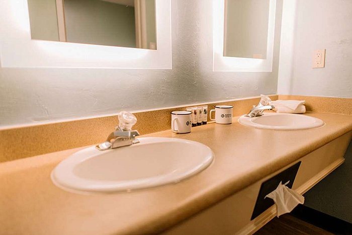 Maverick Motel — Bathroom