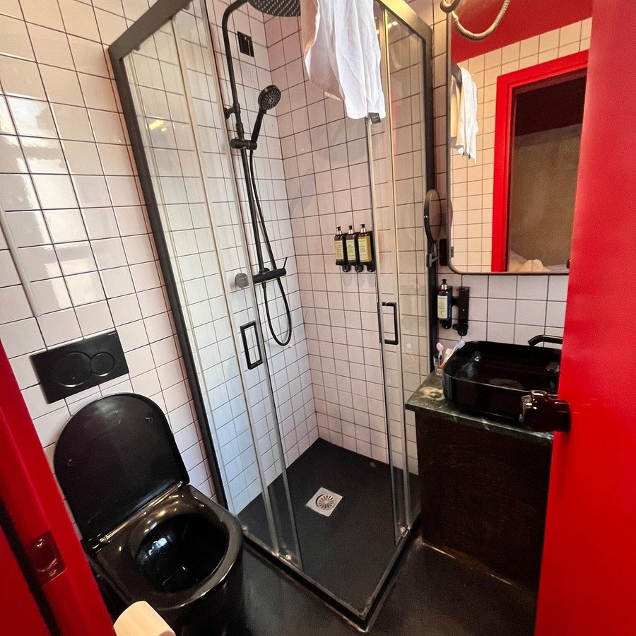Max Brown Hotel Downtown — Bathroom