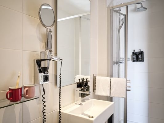 Max Brown Hotel Museum Square Part of Sircle Collection — Bathroom