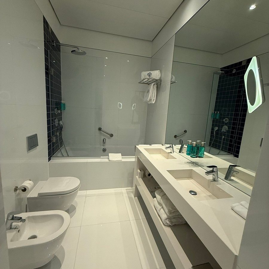 Maxime Hotel — Bathroom