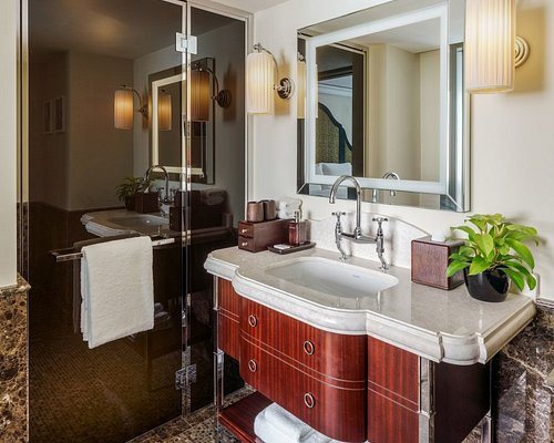Maxwell Reserve Singapore Autograph Collection — Bathroom