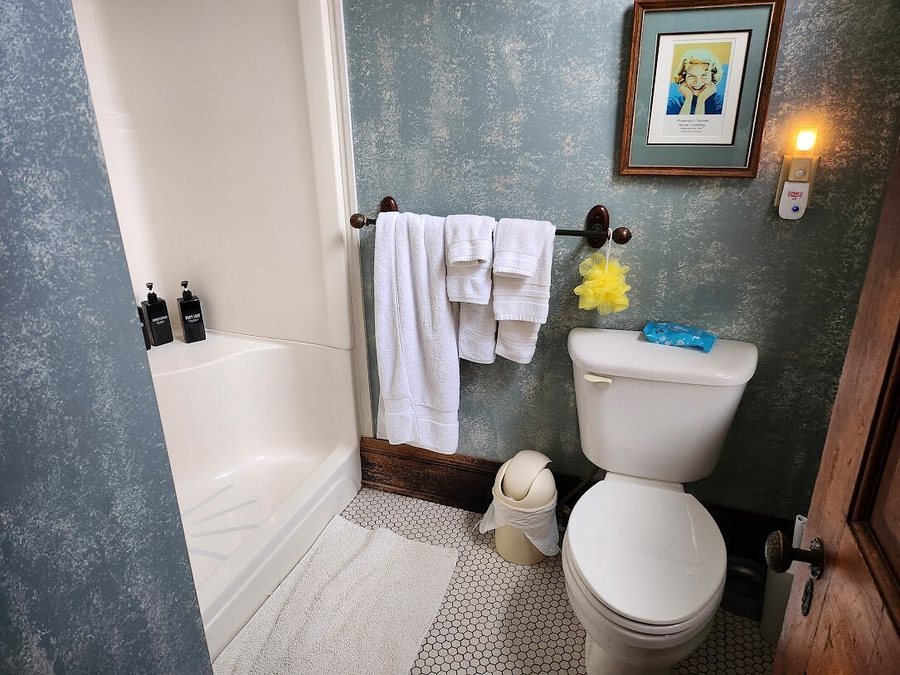 MayneView Bed Breakfast — Bathroom