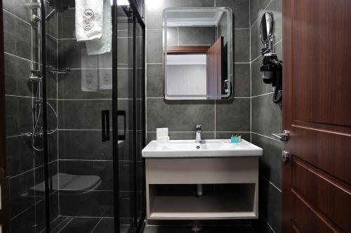 Mays Royal Hotel Istanbul — Bathroom