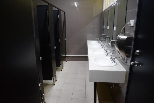 Maze Backpackers — Bathroom