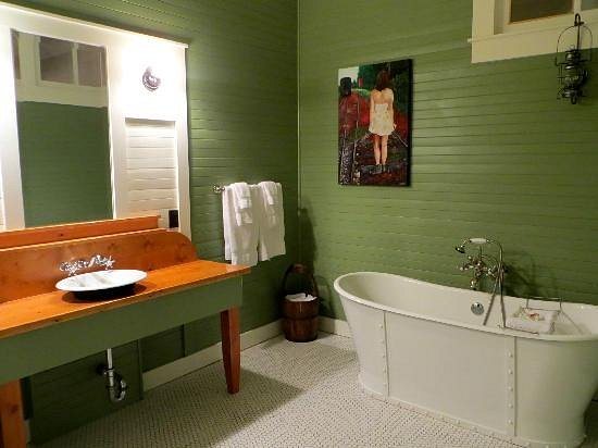 Mccloud Hotel — Bathroom