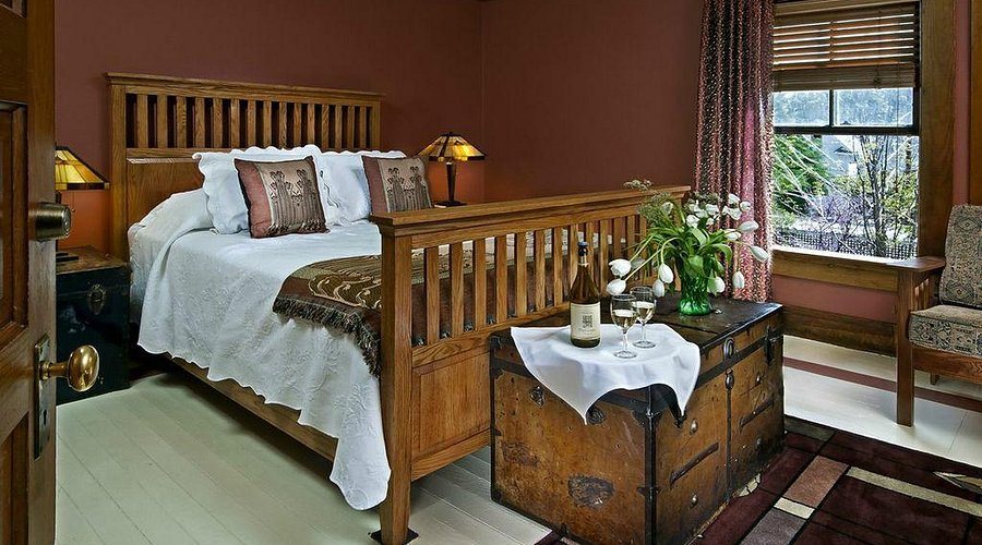 Mccloud Hotel — Guest room