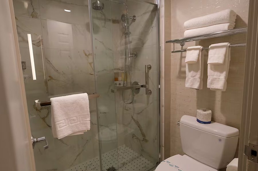 McGills Hotel and Casino — Bathroom
