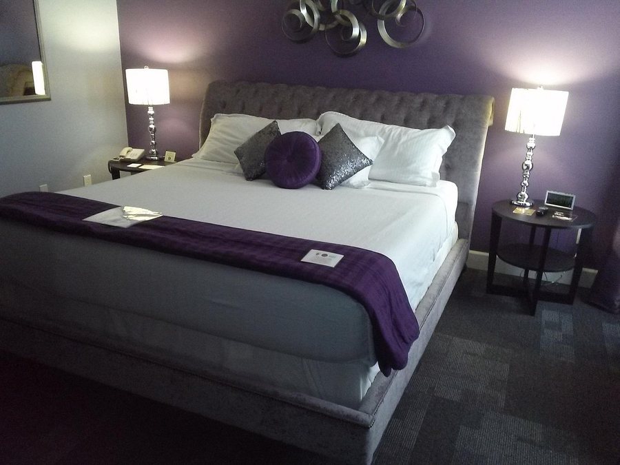 McGills Hotel and Casino — Guest room