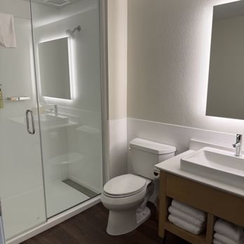 McKenzie Orchards Bed and Breakfast Inn — Bathroom