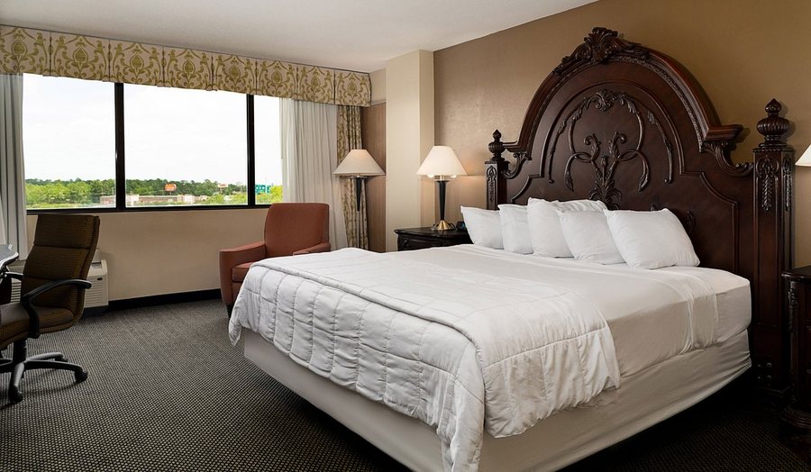 MCM Elegante Hotel and Suites Dallas — Guest room
